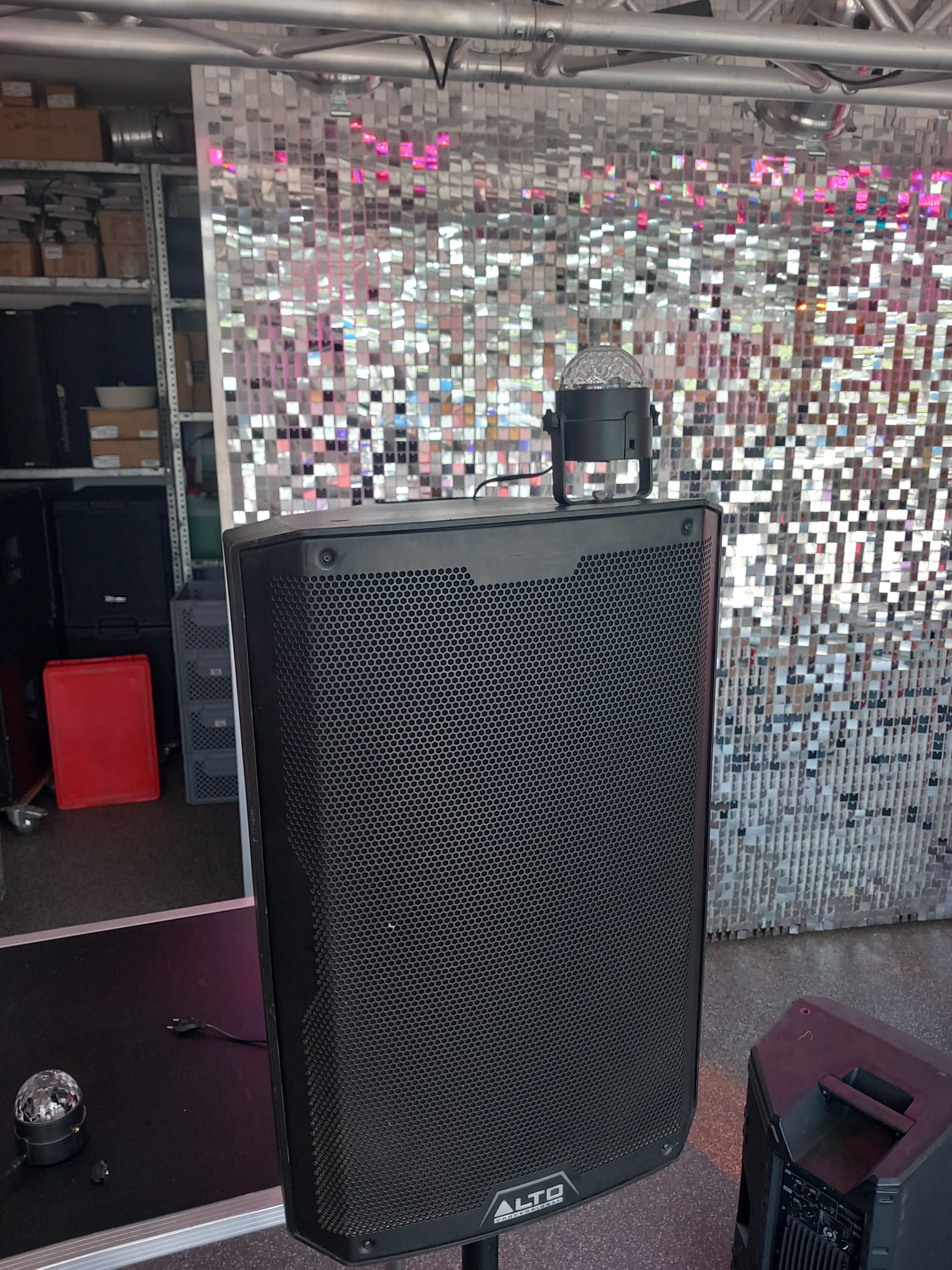 Mini-Micro-Effekt auf Alto-Box vor glitzernder Spiegelwand