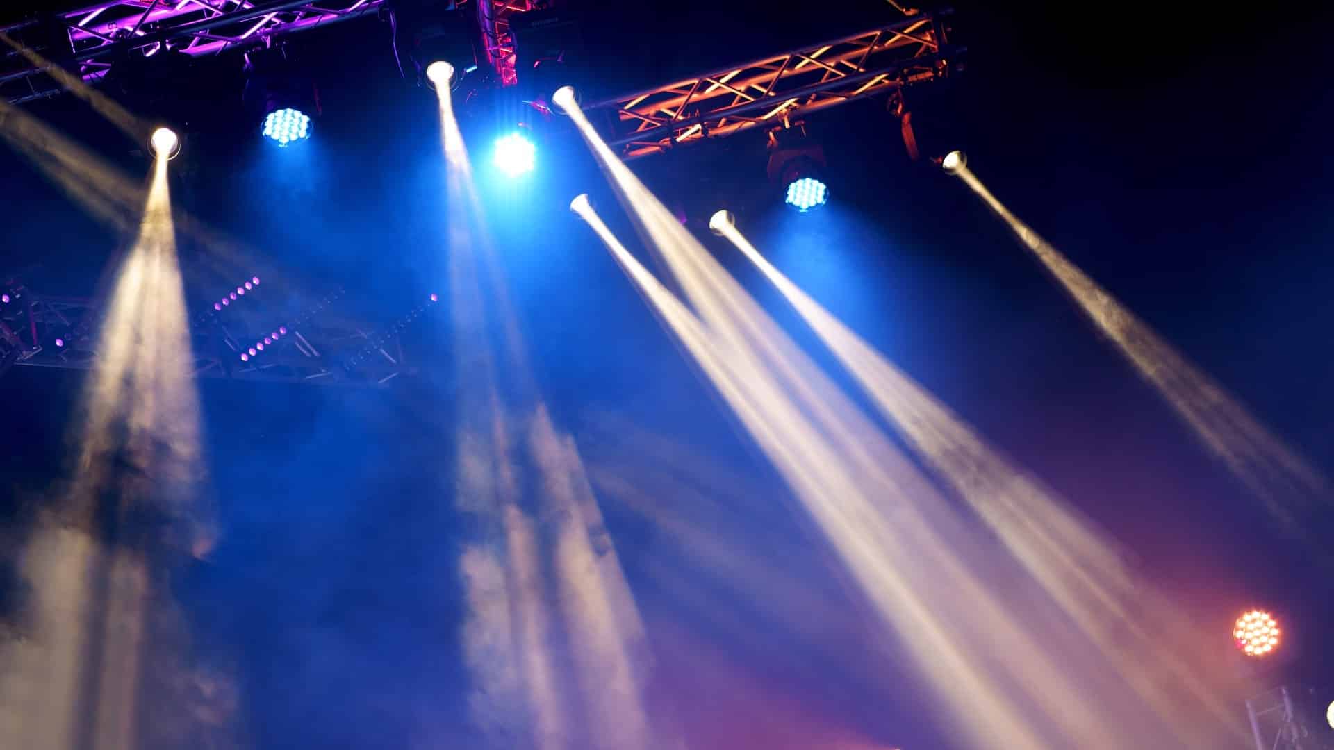 Farbiges Bühnenlicht bei einer Show